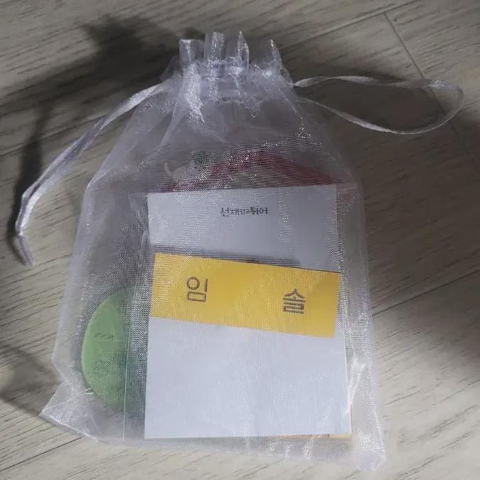 Сунчжэ Гоу продает товары Ким Хе-юн
Сунчжэ Гоу продает товары Ким Хе-юн