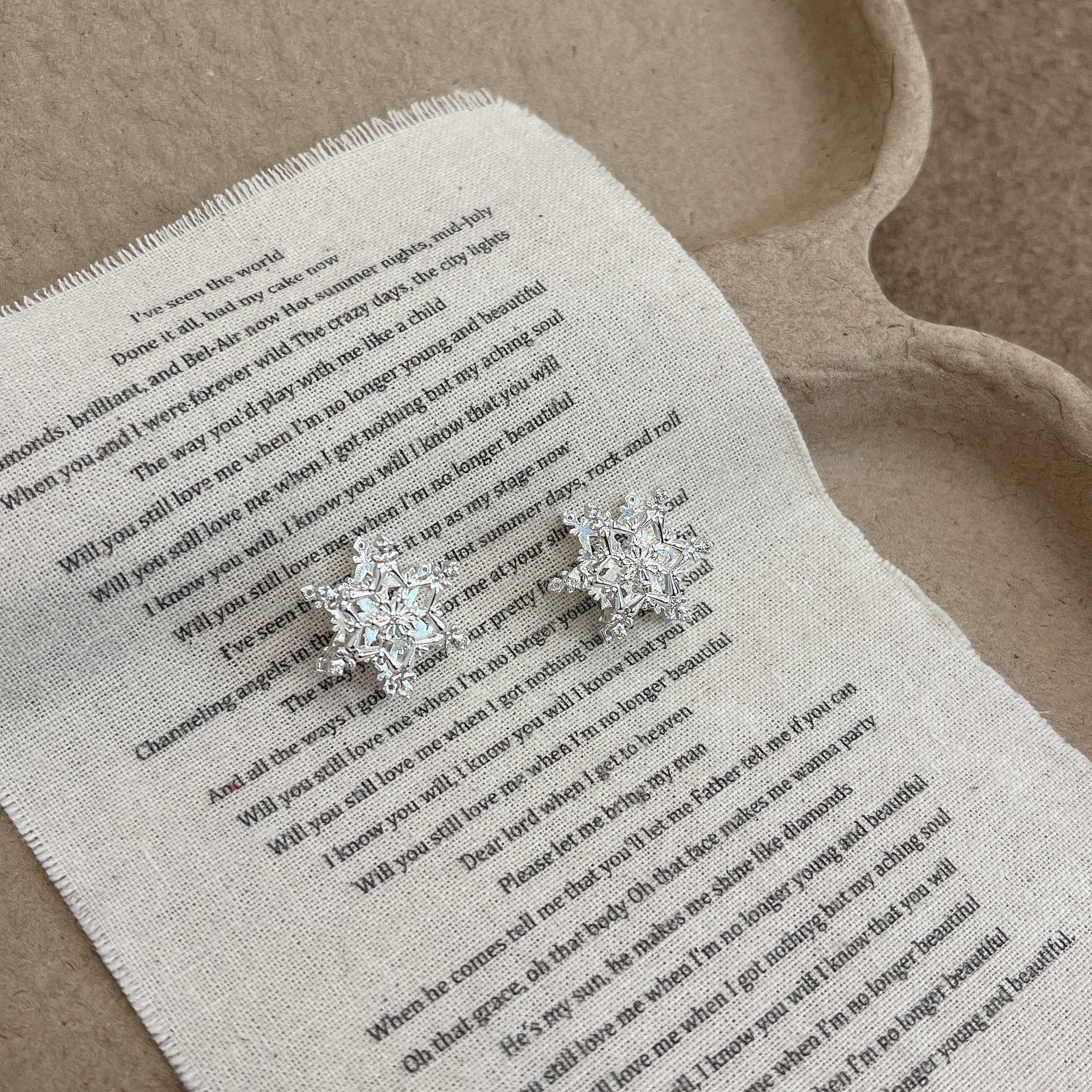 Элегантные серьги-снежинки: Роскошный, изысканный дизайн с серебряной иглой. Идеально подходит для женщин, ищущих уникальные, красивые аксессуары. Double-sided
Элегантные серьги-снежинки: Роскошный, изысканный дизайн с серебряной иглой. Идеально подходит для женщин, ищущих уникальные, красивые аксессуары. Double-sided