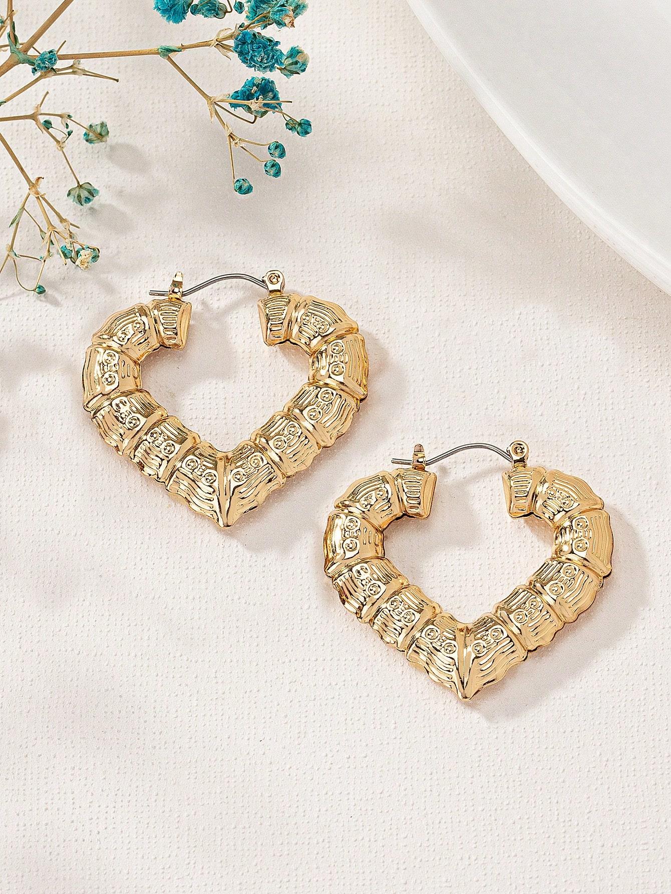 European and American exaggerated bamboo love earrings personality hollow carved heart-shaped earrings
European and American exaggerated bamboo love earrings personality hollow carved heart-shaped earrings