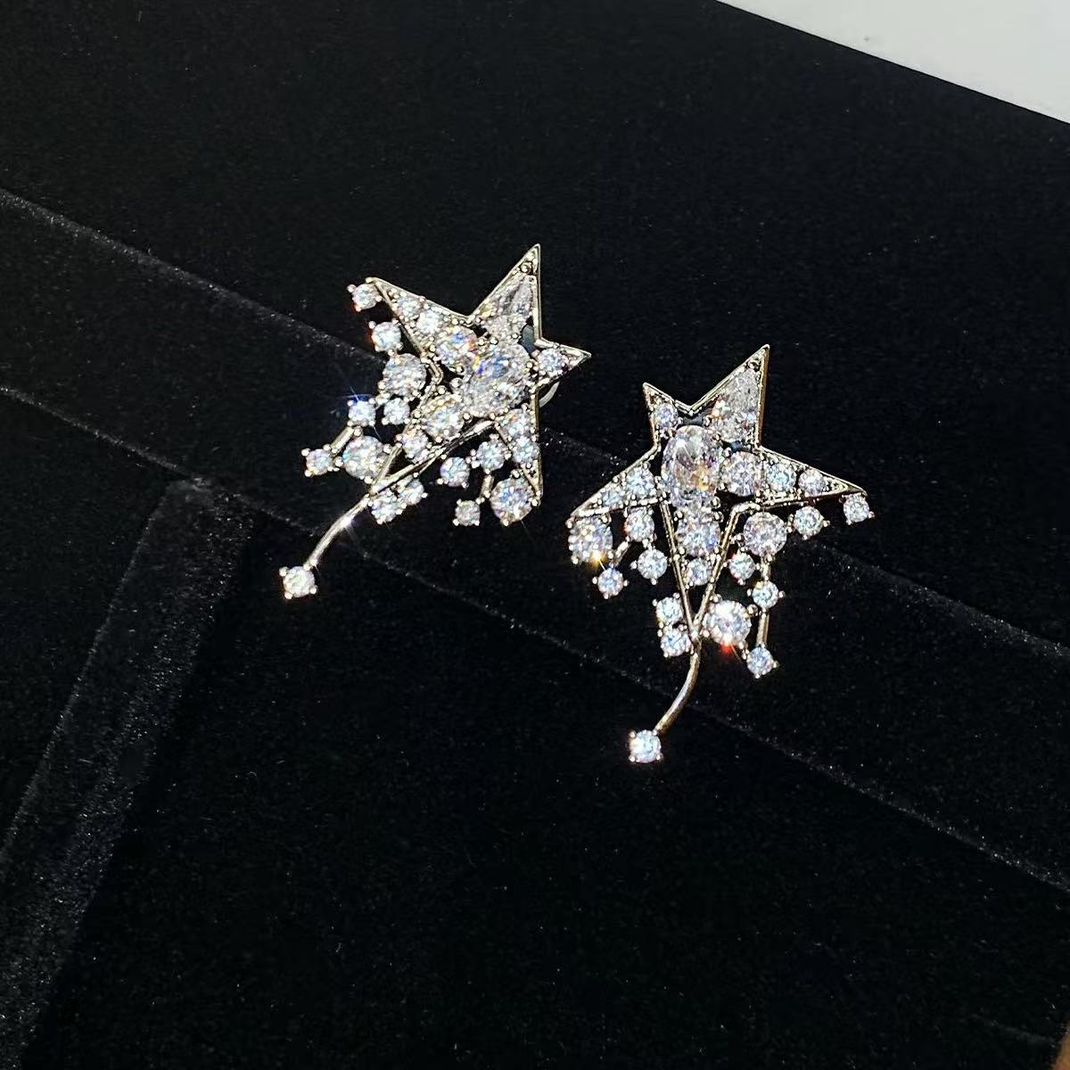 Full of diamonds and silver, exaggerated, unique and beautiful, shining star stud earrings, cool women s high-end sense, light luxury winter earrings
Full of diamonds and silver, exaggerated, unique and beautiful, shining star stud earrings, cool women s high-end sense, light luxury winter earrings