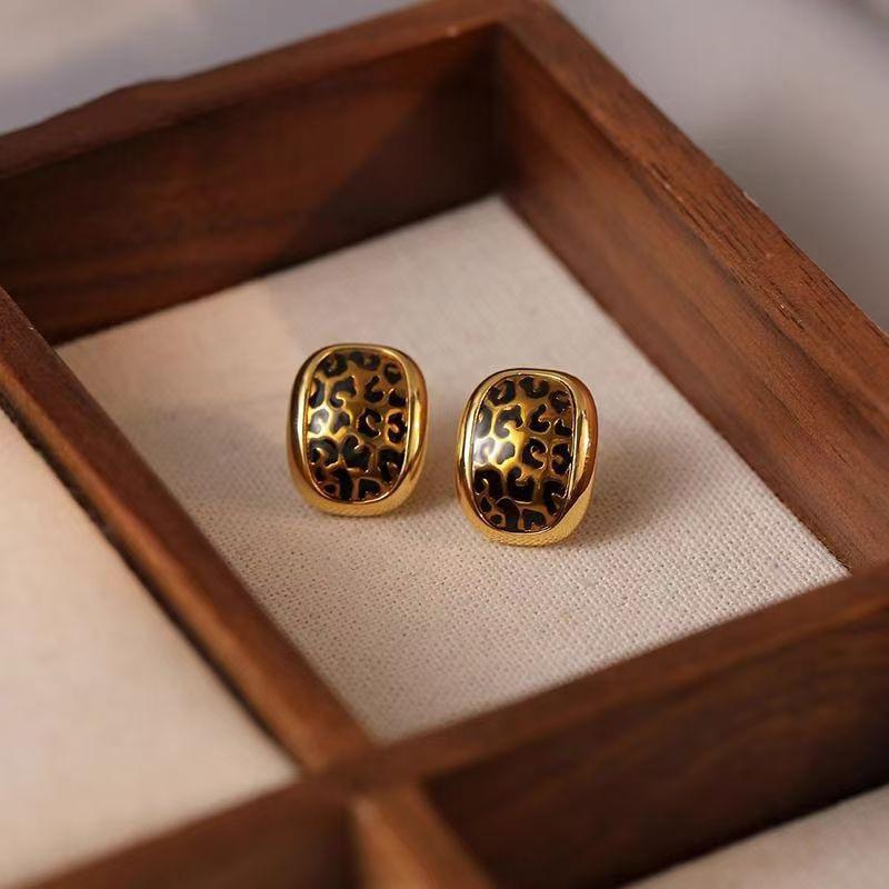 Изысканные женские модные металлические квадратные серьги-пусеты для женщин, европейские серьги с леопардовым принтом в стиле ретро, женские украшения для вечеринок золотой
Изысканные женские модные металлические квадратные серьги-пусеты для женщин, европейские серьги с леопардовым принтом в стиле ретро, женские украшения для вечеринок золотой