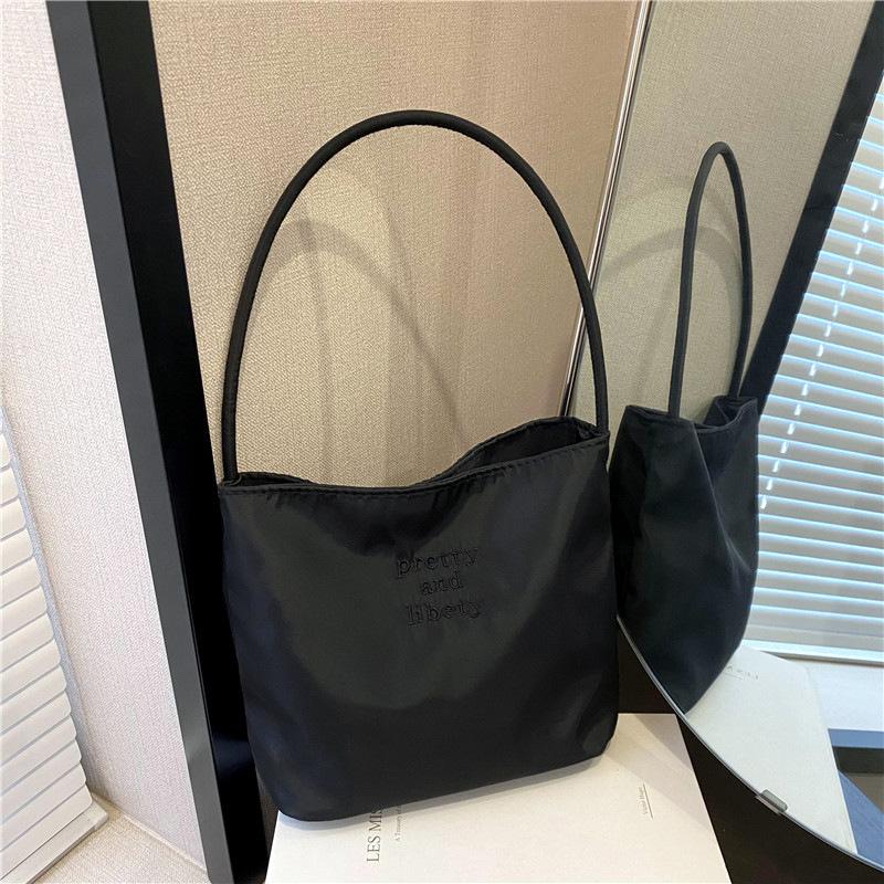 Simple and Practical Handbag with High Beauty New Bucket Bag for Women s Casual Commuting Versatile Underarm Bag
Simple and Practical Handbag with High Beauty New Bucket Bag for Women s Casual Commuting Versatile Underarm Bag