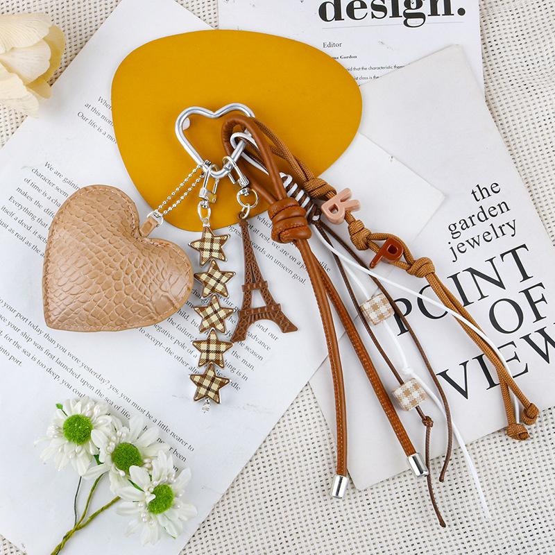 Милое кожаное сердце Эйфелева башня плетеная веревка цепочка для мобильного телефона брелок подвеска шарм для рюкзака украшения для сумки девчачьи подарки
Милое кожаное сердце Эйфелева башня плетеная веревка цепочка для мобильного телефона брелок подвеска шарм для рюкзака украшения для сумки девчачьи подарки