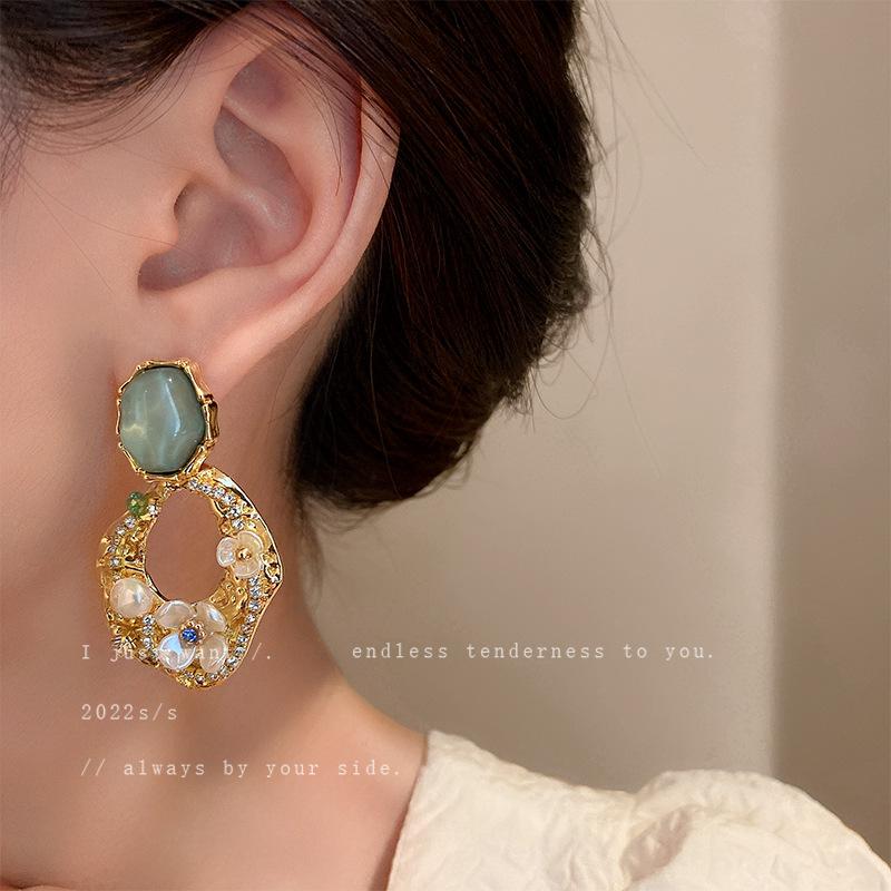 Silver Needle European and American Exaggerated Pearl Diamond Flower Pleated Geometric Earrings Fashion
Silver Needle European and American Exaggerated Pearl Diamond Flower Pleated Geometric Earrings Fashion