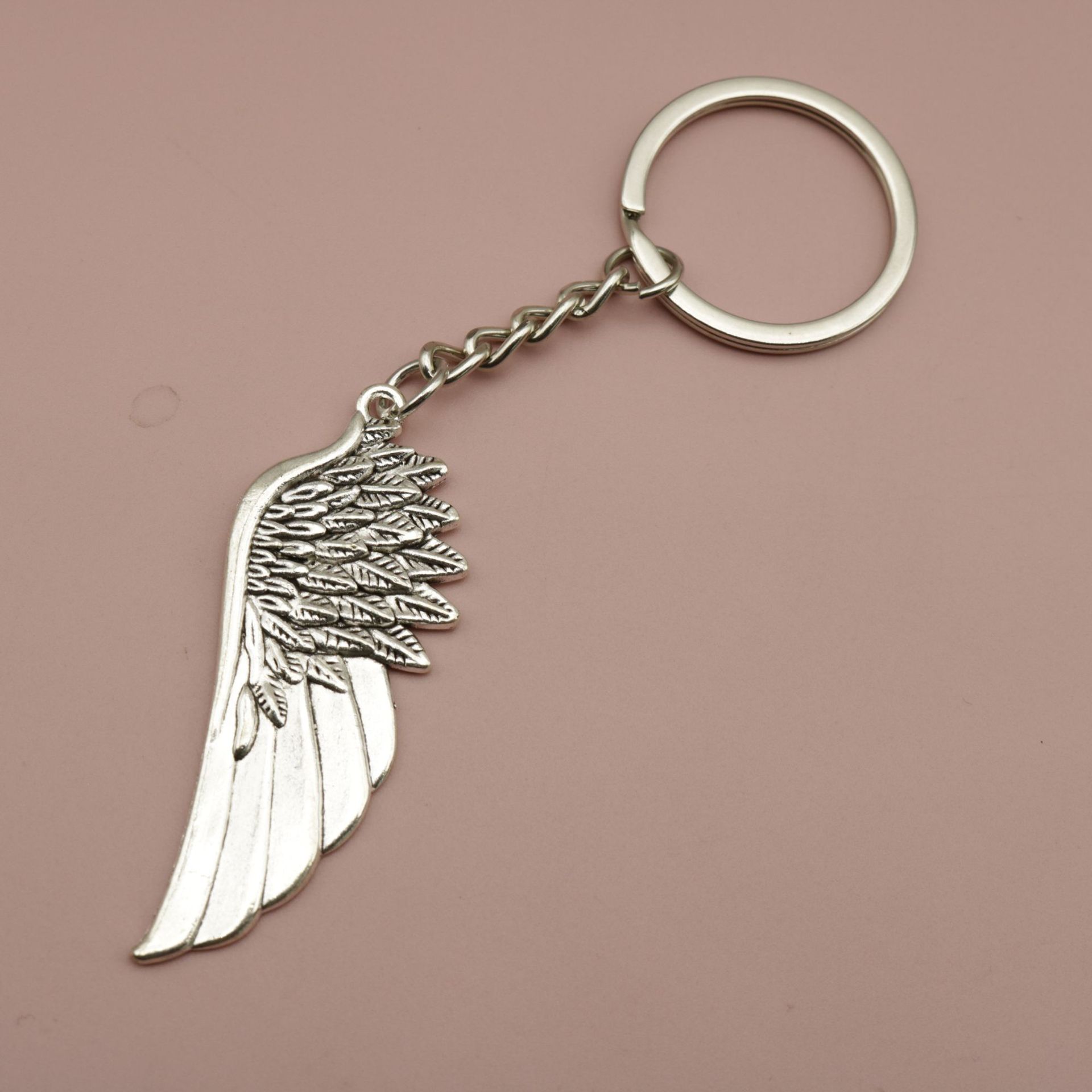 Горячие продажи ювелирных изделий, простой кулон-брелок с перьями one size
Горячие продажи ювелирных изделий, простой кулон-брелок с перьями one size