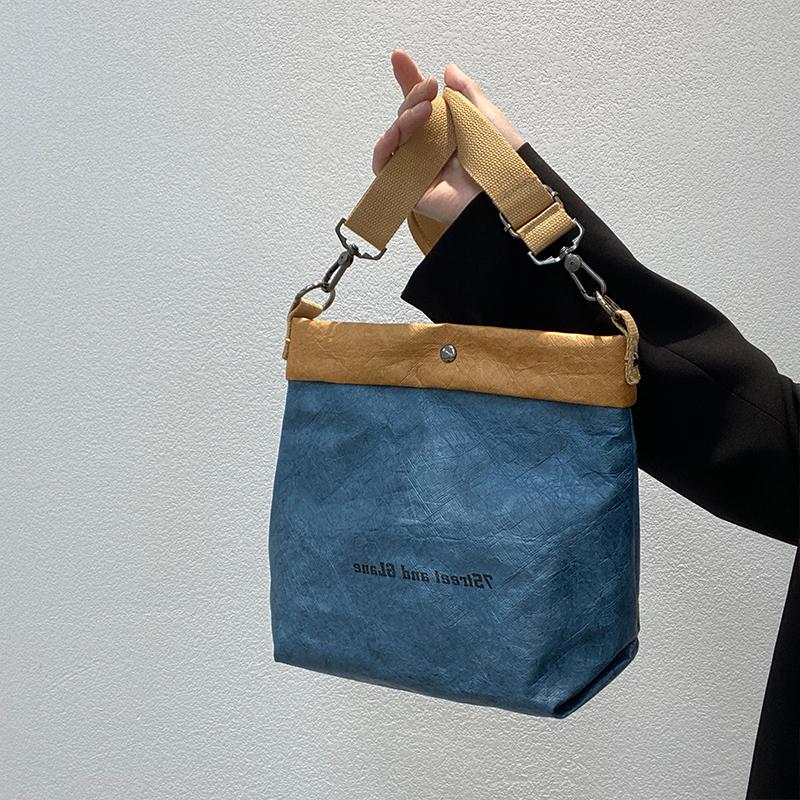 Дизайнерская сумка из крафт-бумаги для женщин, летняя новая модная универсальная японская ретро-сумка на одно плечо большой емкости через плечо (20cm<Max Length<30cm)