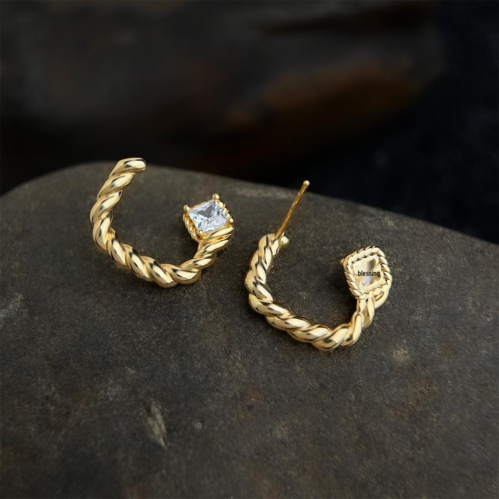18K Gold Geometric Braided Rope Zircon Stud Earrings with s925 Silver Needle - High-End Light Luxury for Women
18K Gold Geometric Braided Rope Zircon Stud Earrings with s925 Silver Needle - High-End Light Luxury for Women