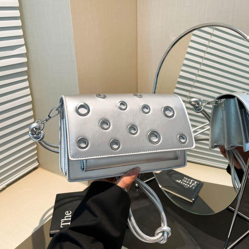 Punk style small square bag women s new retro fashion shoulder bag high-end versatile messenger bag серебряный
Punk style small square bag women s new retro fashion shoulder bag high-end versatile messenger bag серебряный