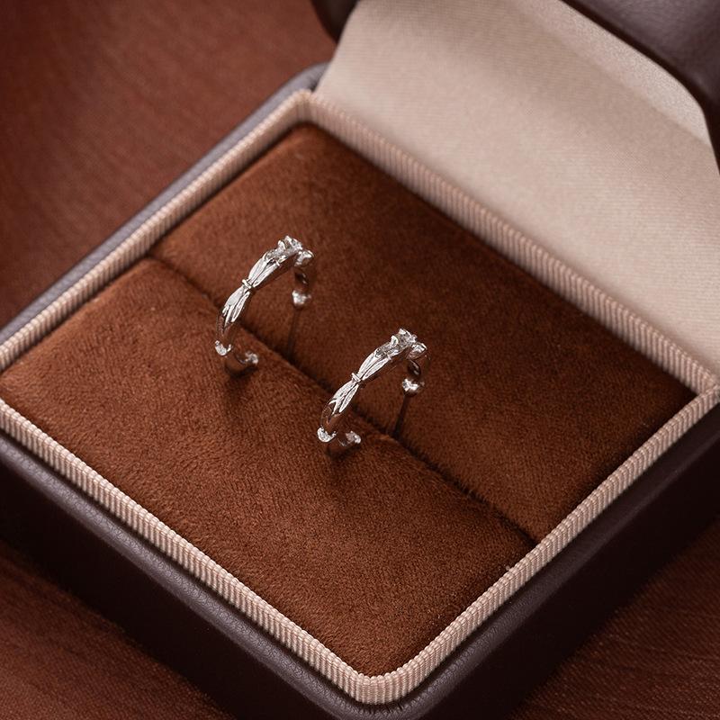 Imitation Silver Needle Bow Earrings Women S Exquisite Niche Design High Sense C Ring Earrings Fashion Versatile Temperament Earrings
Imitation Silver Needle Bow Earrings Women S Exquisite Niche Design High Sense C Ring Earrings Fashion Versatile Temperament Earrings
