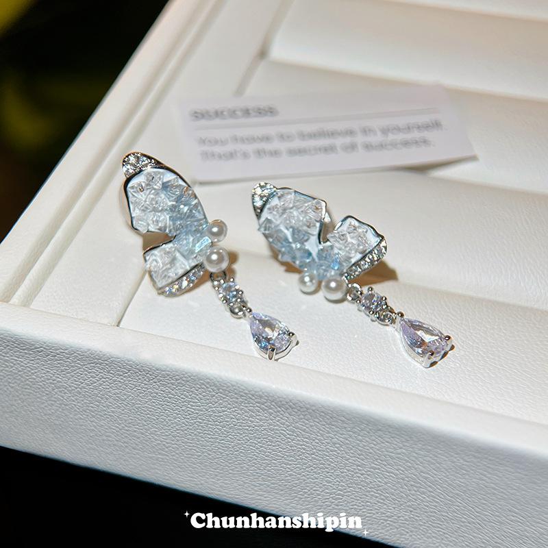 Blue ice crystal butterfly earrings for women s explosion without earrings, earclips, high-end earrings, light luxury temperament earrings
Blue ice crystal butterfly earrings for women s explosion without earrings, earclips, high-end earrings, light luxury temperament earrings