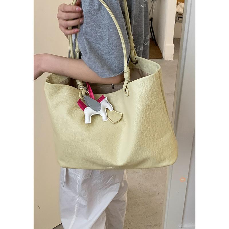Casual underarm bag women s new large-capacity lychee pattern tote bag versatile shoulder bag
Casual underarm bag women s new large-capacity lychee pattern tote bag versatile shoulder bag