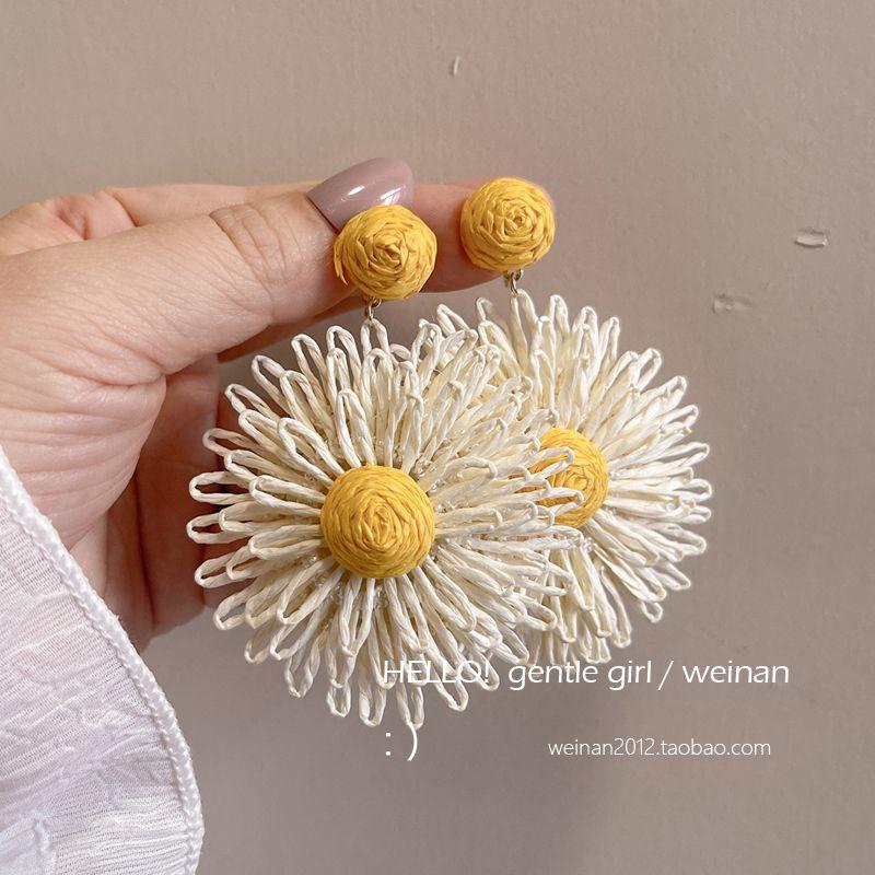 Milk Gentle Straw Raffia Chrysanthemum Flower Fashion Mosquito Coil Ear Clip Travel Photos Mirror Stud Earrings A pair of stud earrings
Milk Gentle Straw Raffia Chrysanthemum Flower Fashion Mosquito Coil Ear Clip Travel Photos Mirror Stud Earrings A pair of stud earrings