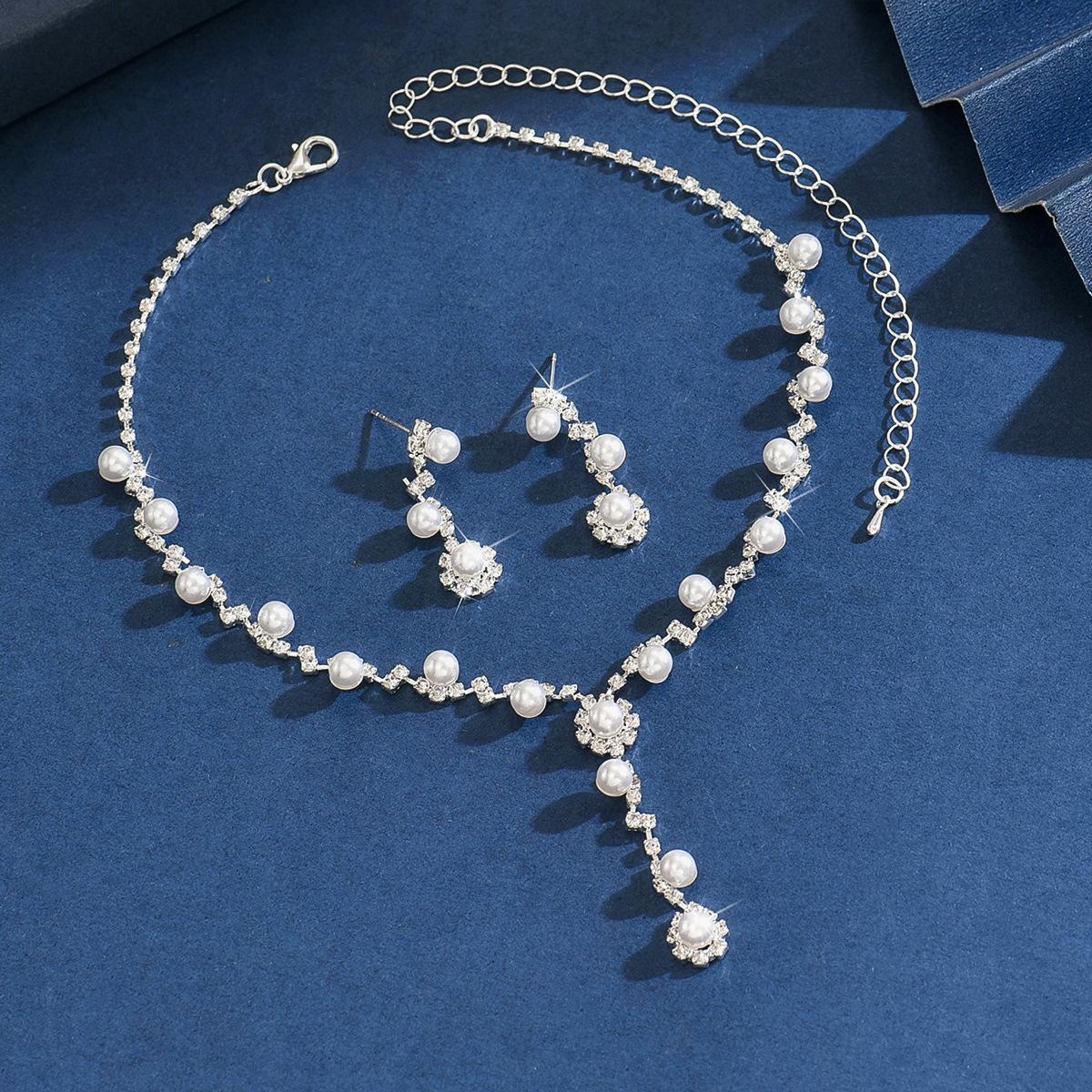 Jewelry Inlaid With Diamonds, Women S Wedding Accessories, Necklaces, Earrings, Bracelets, Three-Piece Bridal Suit, Rhinestone Inlaid.
Jewelry Inlaid With Diamonds, Women S Wedding Accessories, Necklaces, Earrings, Bracelets, Three-Piece Bridal Suit, Rhinestone Inlaid.