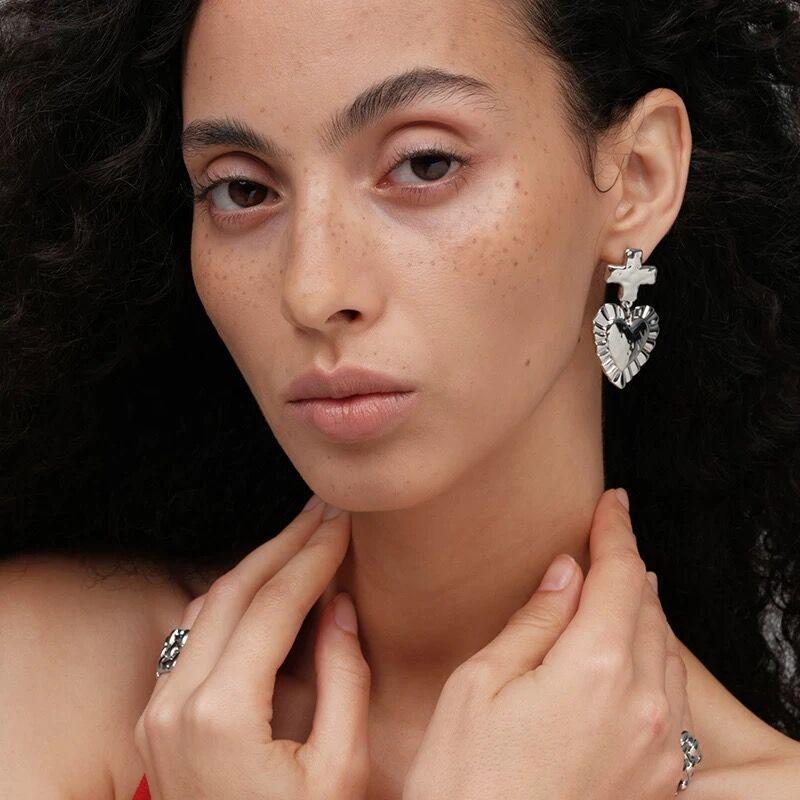 Blogger mone cross love earrings 925 silver needle personality fashion texture asymmetrical stud earrings
Blogger mone cross love earrings 925 silver needle personality fashion texture asymmetrical stud earrings