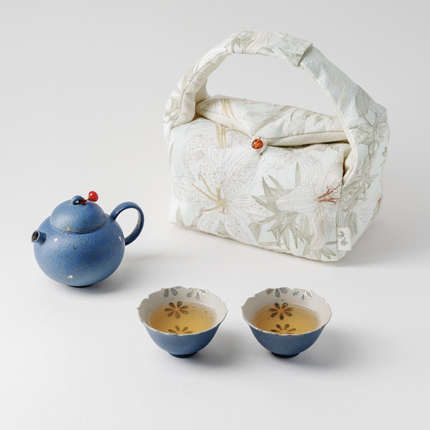 Расписанный вручную маленький керамический чайник с ромашками, портативный дорожный набор из одного чайника и двух чашек, подарки на открытом воздухе для подруг
Расписанный вручную маленький керамический чайник с ромашками, портативный дорожный набор из одного чайника и двух чашек, подарки на открытом воздухе для подруг