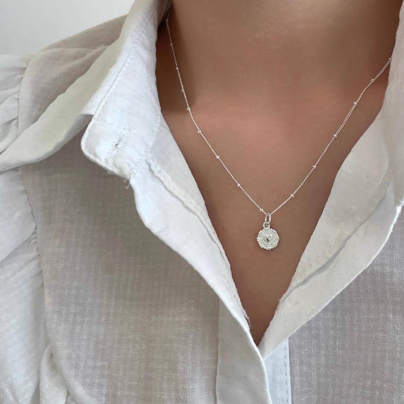 Small Design Sense of Round Medal Love Necklace High Simple Cool Collarbone Chain Tassel Accessories
Small Design Sense of Round Medal Love Necklace High Simple Cool Collarbone Chain Tassel Accessories
