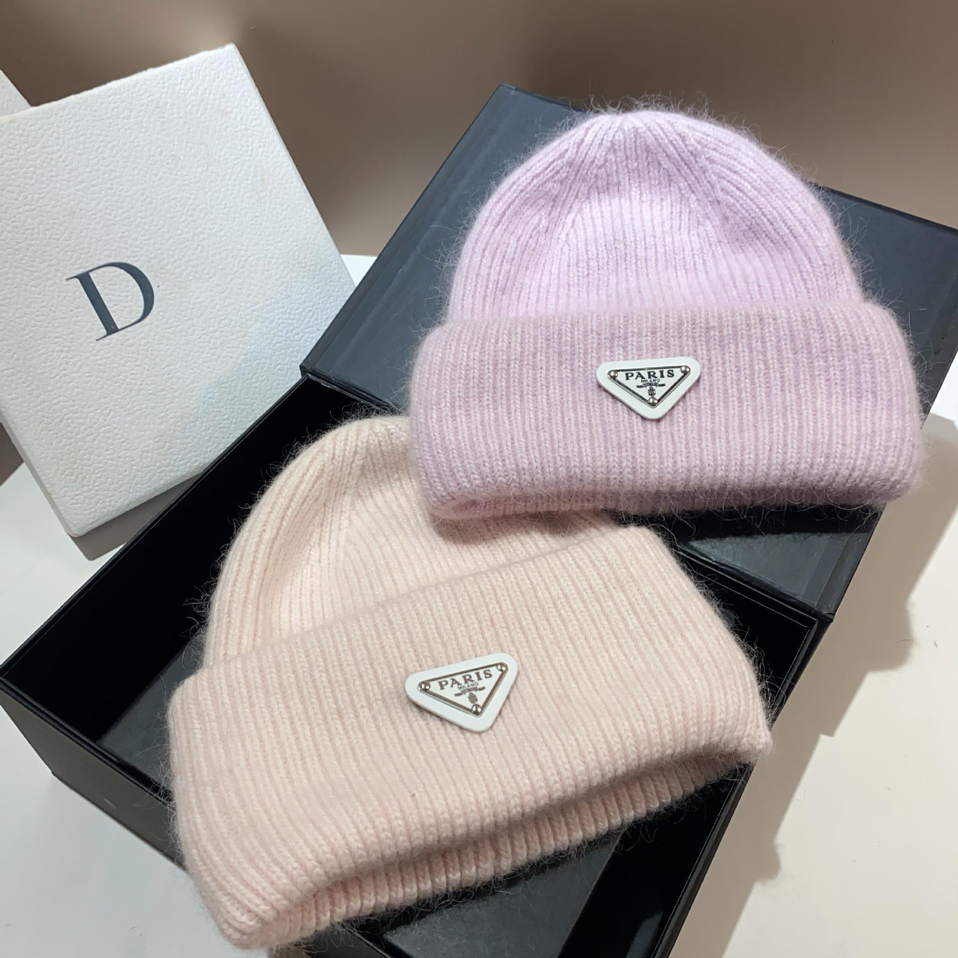 Зимняя шапка с защитой ушей французской вязки с мехом кролика - теплая, стильная, дизайн перевернутый треугольник, шерсть с двойным подгибом One Size
Зимняя шапка с защитой ушей французской вязки с мехом кролика - теплая, стильная, дизайн перевернутый треугольник, шерсть с двойным подгибом One Size