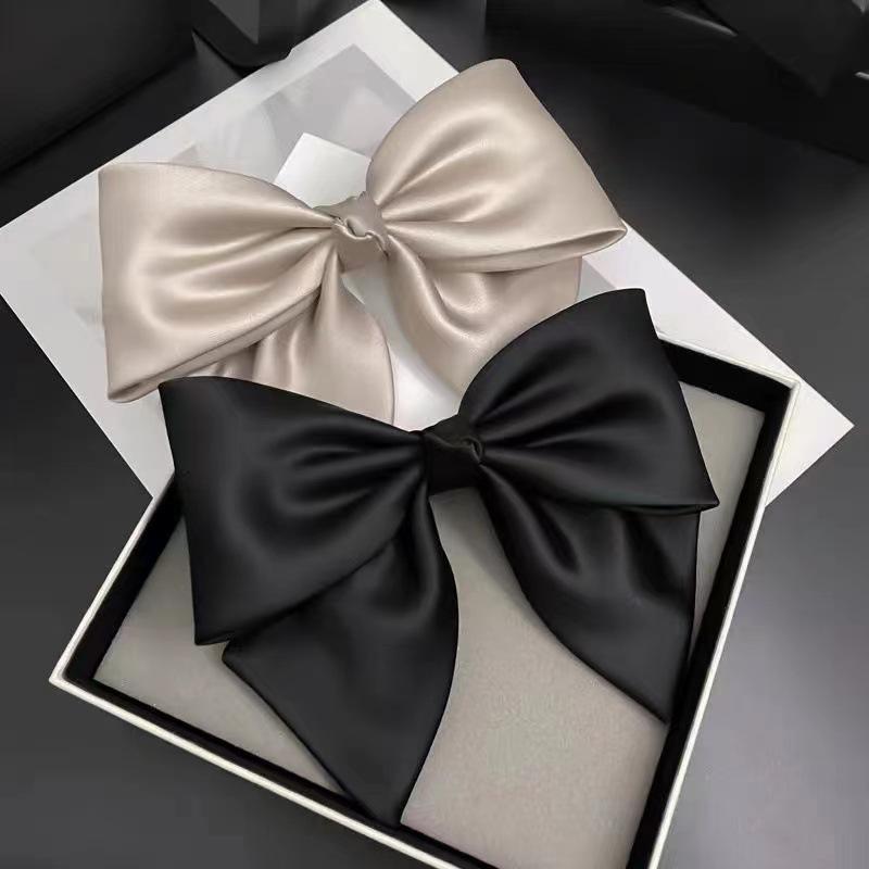 Elegant Black Satin Bow Hairpin - High-End French Hair Accessory with Spring Clip
Elegant Black Satin Bow Hairpin - High-End French Hair Accessory with Spring Clip