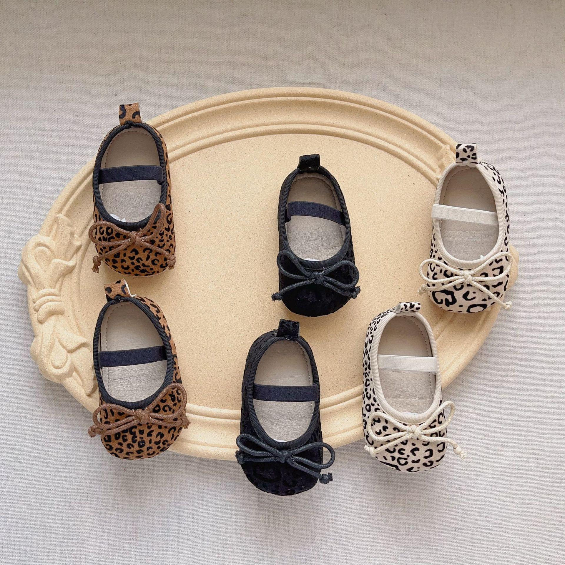 Leopard Print Bow Baby Prewalker Shoes: Soft Sole, Non-Slip, Elastic Fit for Spring and Autumn M (Inner length 12 cm) коричневий
Leopard Print Bow Baby Prewalker Shoes: Soft Sole, Non-Slip, Elastic Fit for Spring and Autumn M (Inner length 12 cm) коричневий