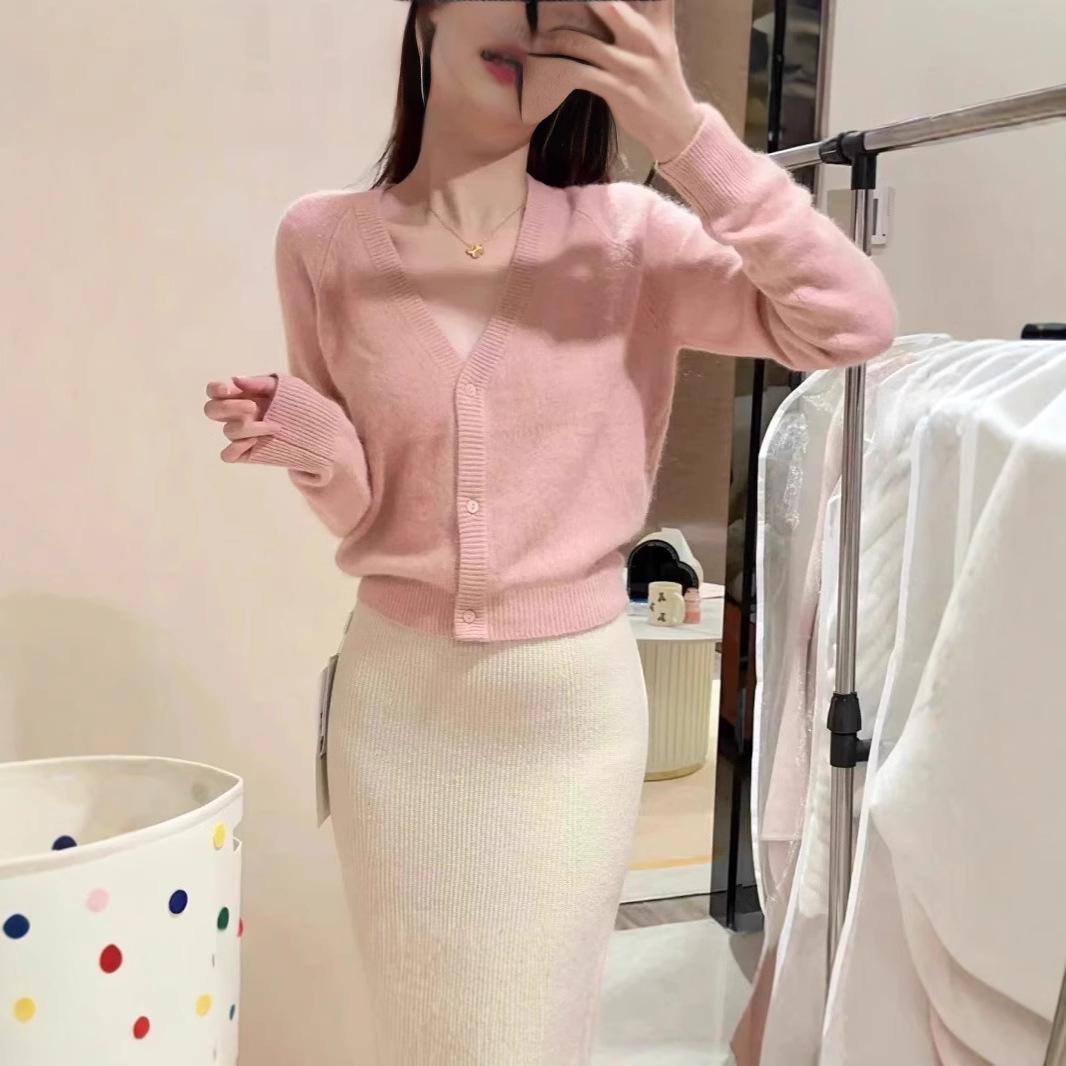 Элегантный кардиган из шерстяного трикотажа с V-образным вырезом для женщин - Корейский стиль, весенне-осенняя короткая куртка-свитер M
Элегантный кардиган из шерстяного трикотажа с V-образным вырезом для женщин - Корейский стиль, весенне-осенняя короткая куртка-свитер M