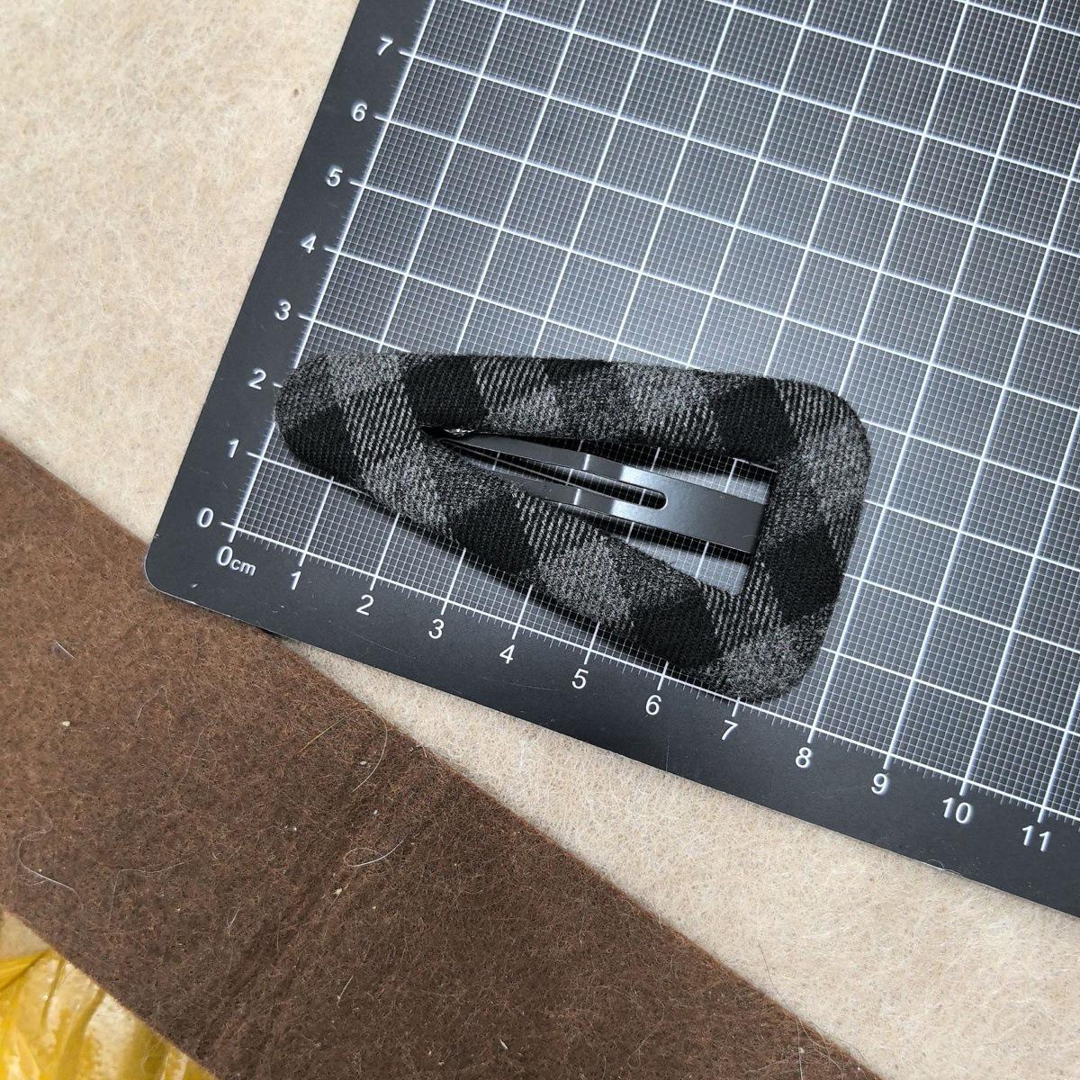 Retro Plaid Brushed Grey-Red BB Hair Clip for Women
Retro Plaid Brushed Grey-Red BB Hair Clip for Women