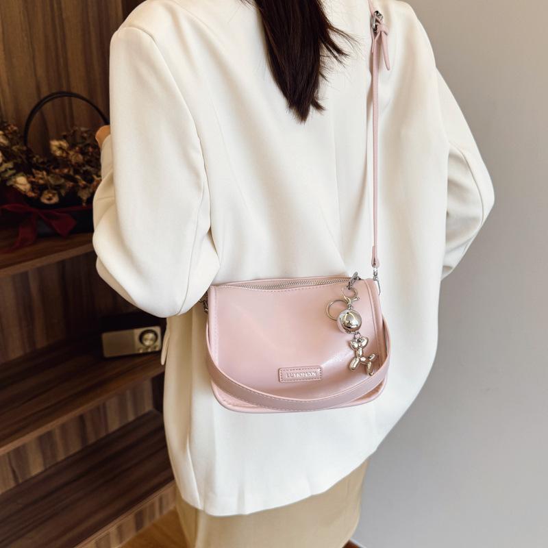 Small bag women s 2025 new spring and summer fashion popular chain messenger bag versatile portable small square bag
Small bag women s 2025 new spring and summer fashion popular chain messenger bag versatile portable small square bag