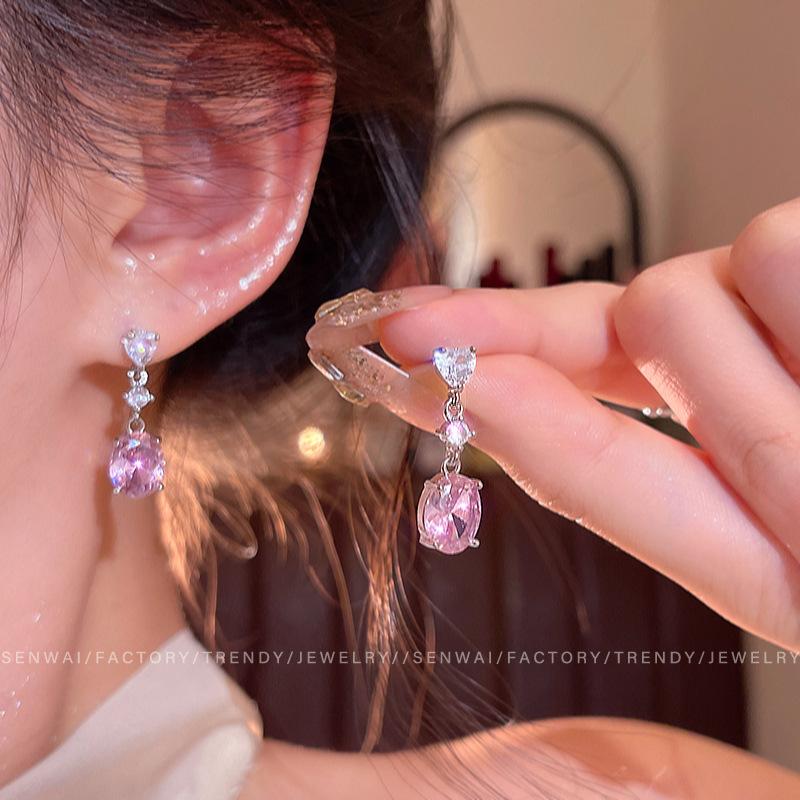 French pink super flash zircon earrings light luxury elegant high-end studs exquisite love fringed versatile earrings
French pink super flash zircon earrings light luxury elegant high-end studs exquisite love fringed versatile earrings
