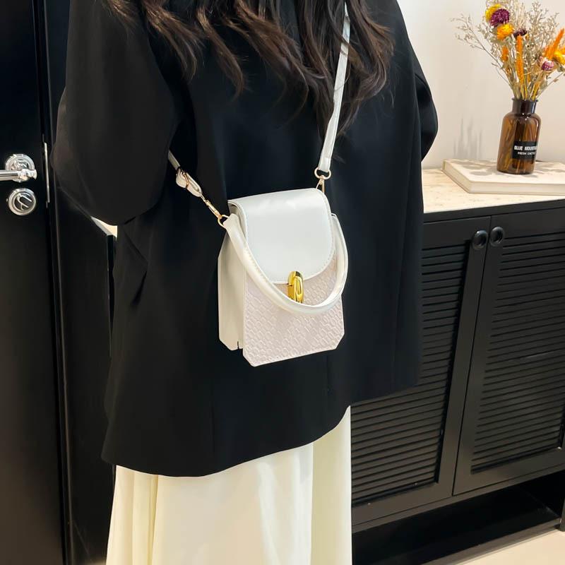 Popular lock vertical 2025 large capacity simple new fashion mobile phone shoulder crossbody handbag чорний
Popular lock vertical 2025 large capacity simple new fashion mobile phone shoulder crossbody handbag чорний