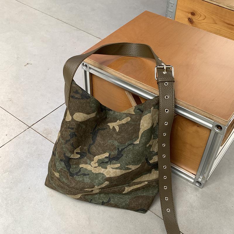 Brand Design Camouflage Canvas Women Bucket Shoulder Bag Commuting Ladies Handbags Large Capacity Travel female Messenger Bags
Brand Design Camouflage Canvas Women Bucket Shoulder Bag Commuting Ladies Handbags Large Capacity Travel female Messenger Bags