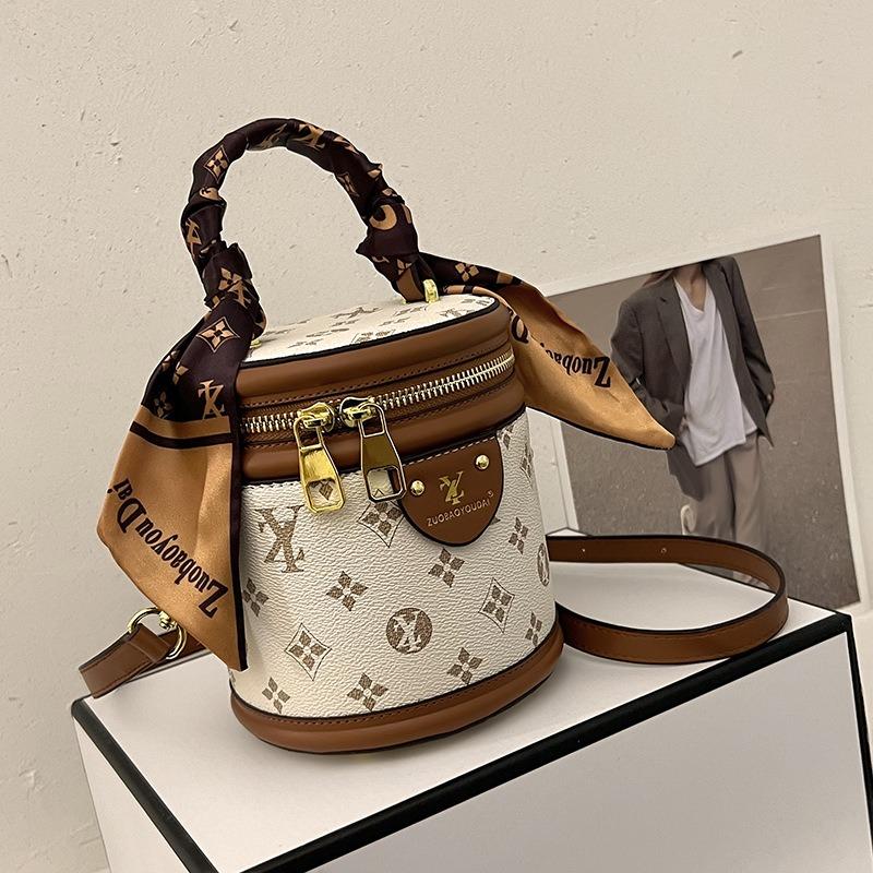 Bag Women s New Women s Bag One Shoulder Oblique Span Portable Bucket Bag Fashion Versatile Retro Tide Bag Premium Textured Tide Bag 15.5cm*14cm*12cm білий
Bag Women s New Women s Bag One Shoulder Oblique Span Portable Bucket Bag Fashion Versatile Retro Tide Bag Premium Textured Tide Bag 15.5cm*14cm*12cm білий