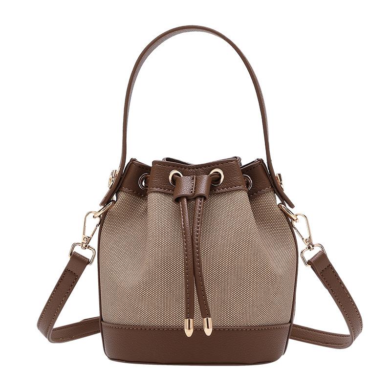 В этом году модные сумки кроссбоди популярны среди женщин. Это высококлассные и нишевые сумки-ведра
В этом году модные сумки кроссбоди популярны среди женщин. Это высококлассные и нишевые сумки-ведра