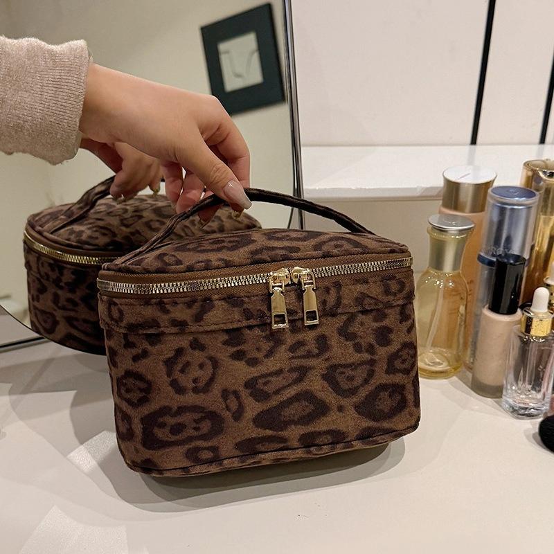 Women Faux Suede Cosmetic Bag Large Capacity Bath Travel Bag Vintage Makeup Pockets Handheld Storage Bag Leopard Toiletry Box кавовий
Women Faux Suede Cosmetic Bag Large Capacity Bath Travel Bag Vintage Makeup Pockets Handheld Storage Bag Leopard Toiletry Box кавовий