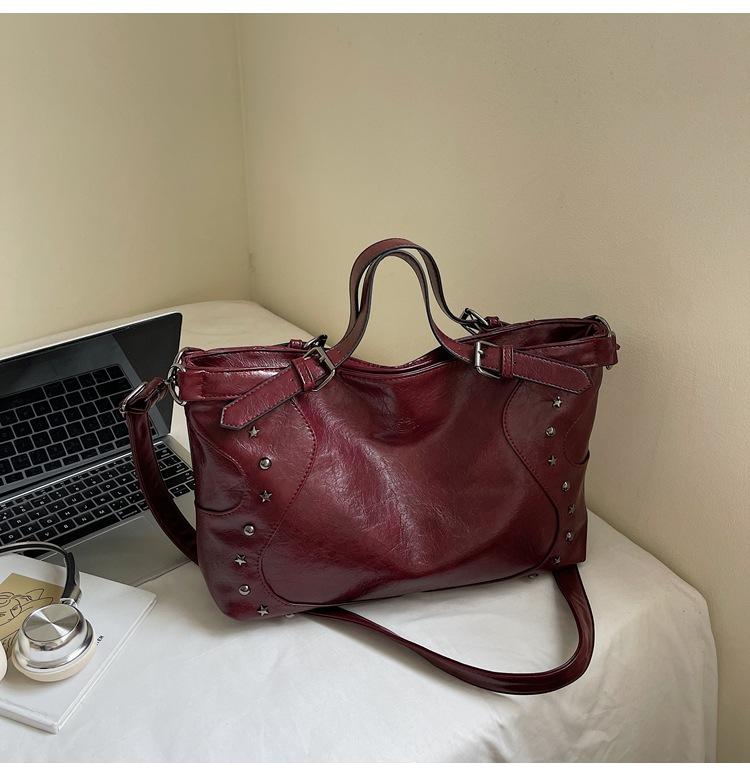 Сумка-мешок женская 2025 новая модная трендовая сумка из жирной кожи большой вместимости ретро дорожная сумка через плечо бордовый