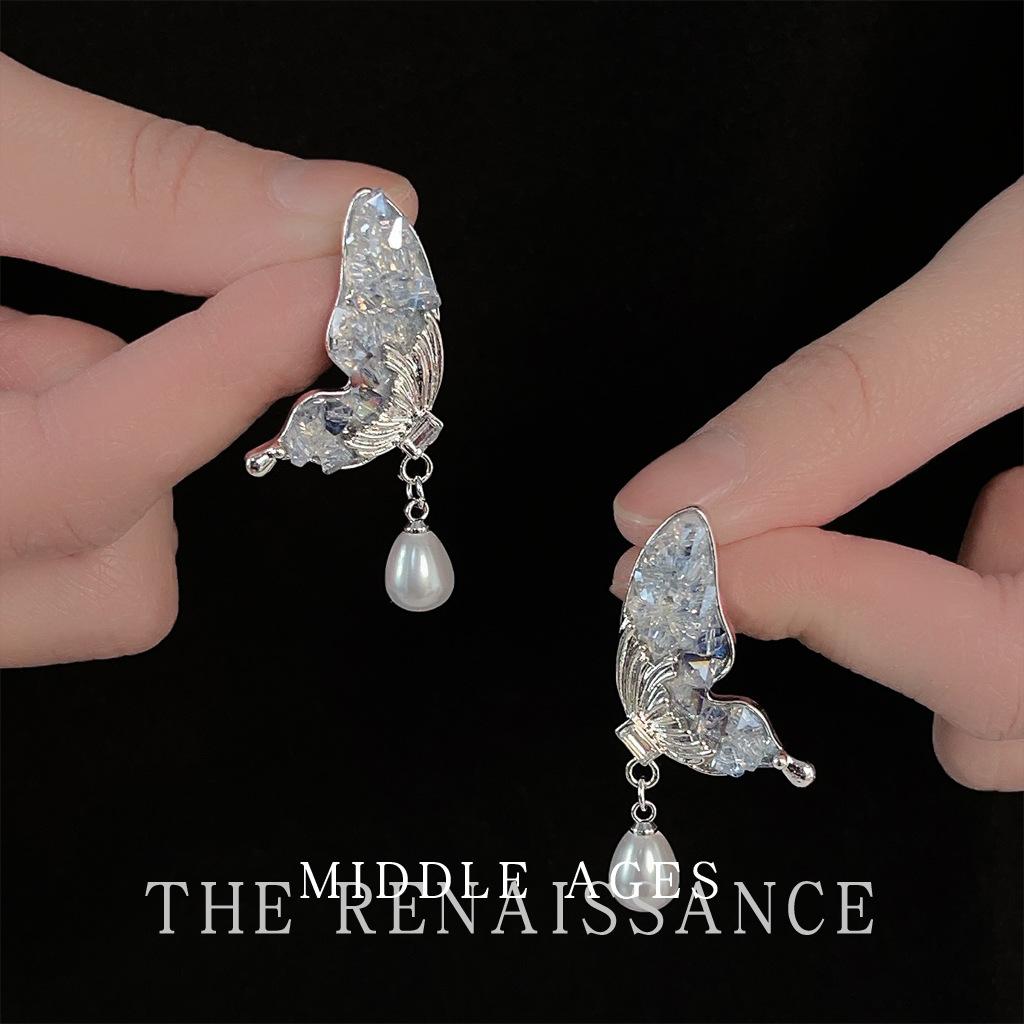 Light medieval blue crystal butterfly earrings French retro niche stud earrings light luxury earrings
Light medieval blue crystal butterfly earrings French retro niche stud earrings light luxury earrings