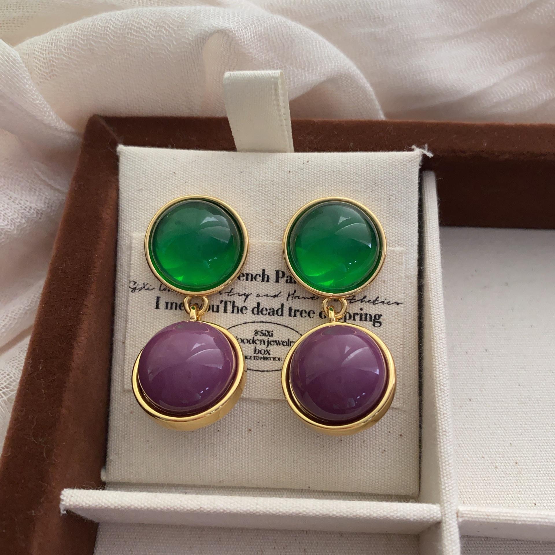Stylish earrings, fashionable and retro Hong Kong style contrasting colors, round resin pendant earrings, medieval personality design unique
Stylish earrings, fashionable and retro Hong Kong style contrasting colors, round resin pendant earrings, medieval personality design unique