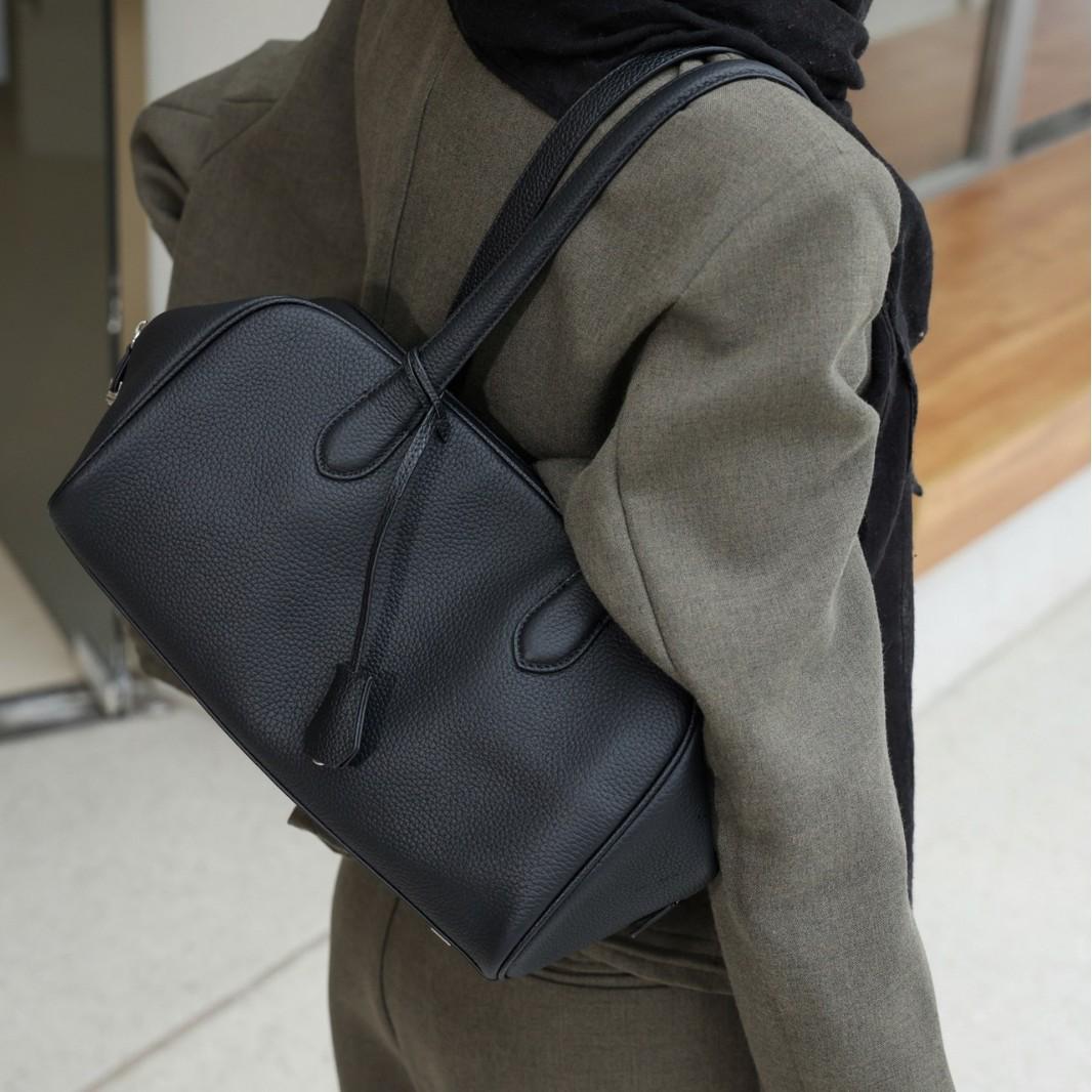 Head Layer Cowhide Tote Bag Hobo Armpit Bag Simple and Fashionable Bucket Bag Single Shoulder Crossbody Bag Women s New Winter чорний
Head Layer Cowhide Tote Bag Hobo Armpit Bag Simple and Fashionable Bucket Bag Single Shoulder Crossbody Bag Women s New Winter чорний
