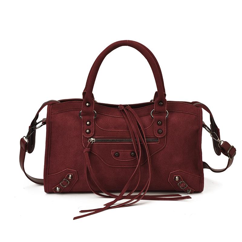 Трендовая матовая замшевая сумка-кроссбоди в стиле мотоциклетной ретро-сумки с заклепками 2025: Сумка большой емкости красный
Трендовая матовая замшевая сумка-кроссбоди в стиле мотоциклетной ретро-сумки с заклепками 2025: Сумка большой емкости красный