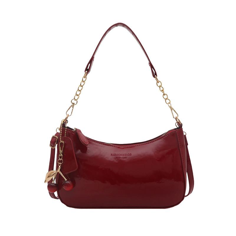 Womens Casual Crossbody Bag With Chain And Letter Embossed Design For Daily Use червоний
Womens Casual Crossbody Bag With Chain And Letter Embossed Design For Daily Use червоний