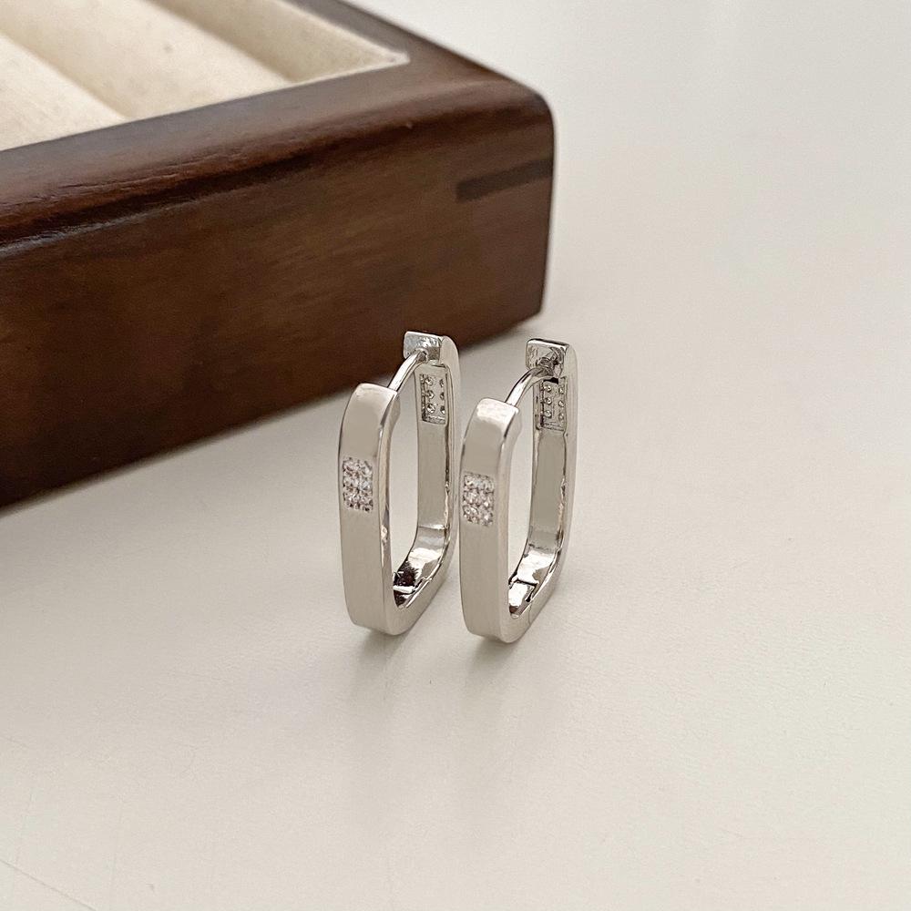 Металлические геометрические серьги U-образной формы с микропаве: Женские передовые трендовые украшения-кольца с медным покрытием под золото.
Металлические геометрические серьги U-образной формы с микропаве: Женские передовые трендовые украшения-кольца с медным покрытием под золото.