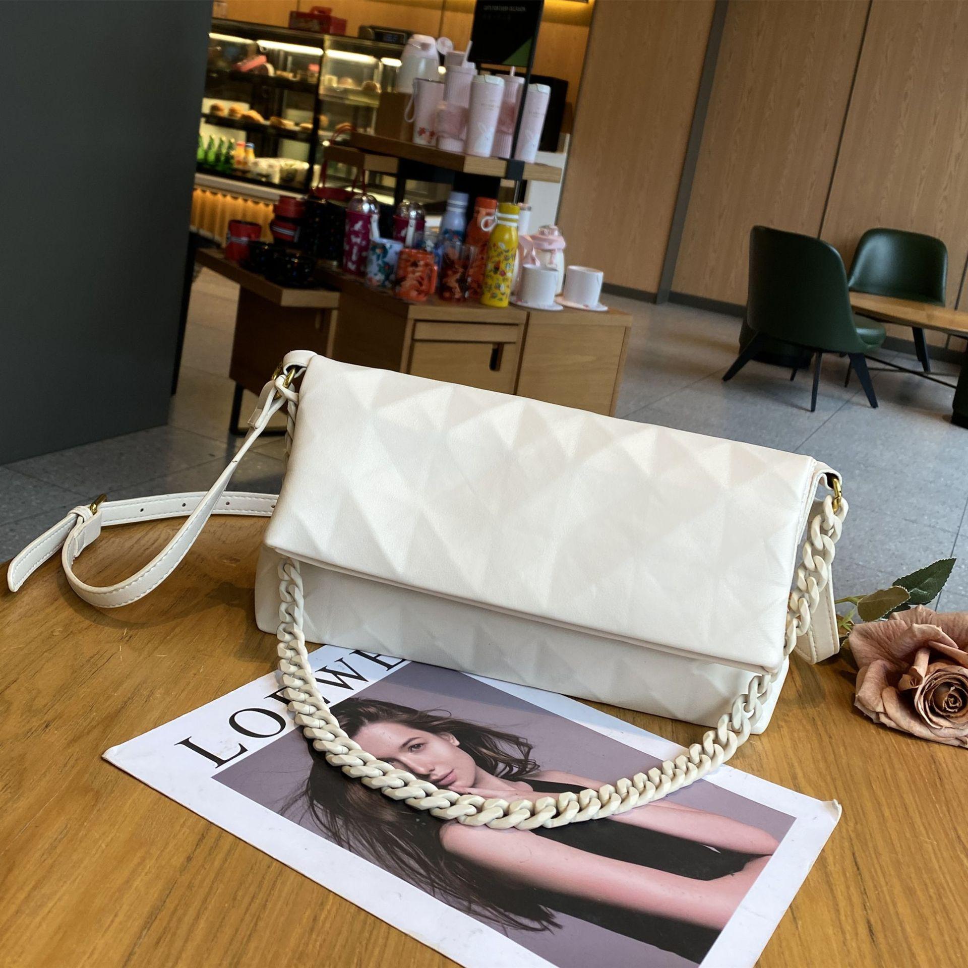 Women s Bag, High-end, Fashionable, Versatile, Diamond Grid, Niche Design, Chain Geometry, Shoulder Bag, Crossbody, Stylish Commuting Square 26cm long, 8.5cm wide, 16.55cm high білий
Women s Bag, High-end, Fashionable, Versatile, Diamond Grid, Niche Design, Chain Geometry, Shoulder Bag, Crossbody, Stylish Commuting Square 26cm long, 8.5cm wide, 16.55cm high білий