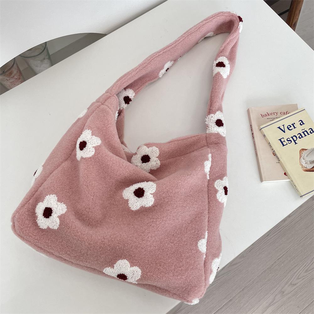 Simple Flower Embroidery Plush Women s Shoulder Bag Fall Winter Large Capacity Female Armpit Bag Casual Versatile Ladies Handbag
Simple Flower Embroidery Plush Women s Shoulder Bag Fall Winter Large Capacity Female Armpit Bag Casual Versatile Ladies Handbag