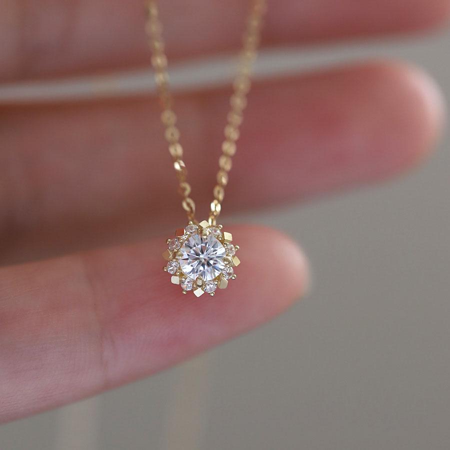 S925 Sterling Silver Women s Necklace with Diamond-Set Floral Pendant - High-End Fashion Light Luxury Clavicle Chain 925 Silver
S925 Sterling Silver Women s Necklace with Diamond-Set Floral Pendant - High-End Fashion Light Luxury Clavicle Chain 925 Silver