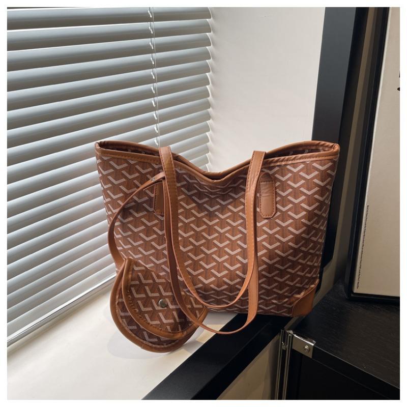Autumn and winter retro women s bags, large-capacity shoulder bags, fashion trends, simple texture, new tote bags коричневий
Autumn and winter retro women s bags, large-capacity shoulder bags, fashion trends, simple texture, new tote bags коричневий