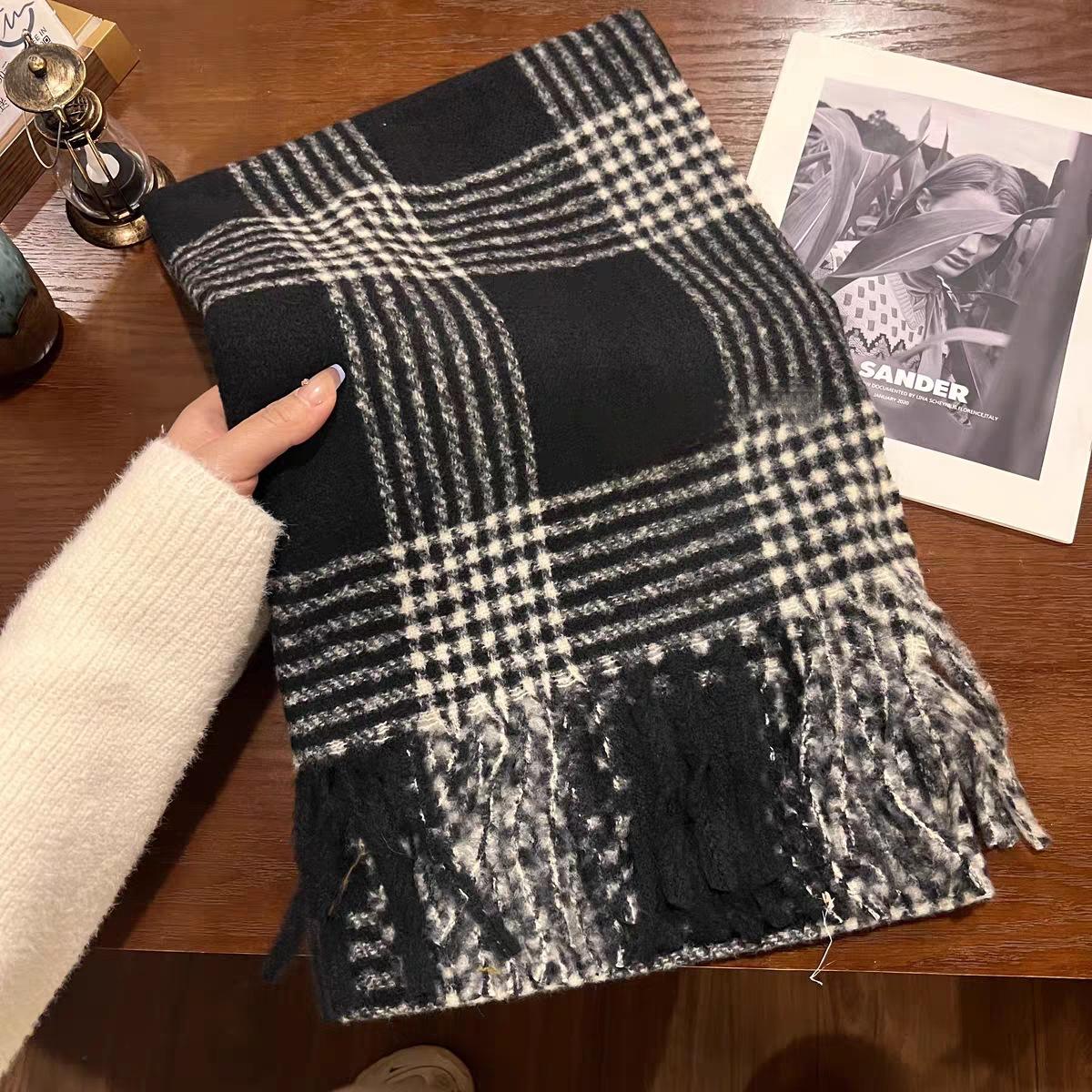 Новый осенне-зимний клетчатый шерстяной шарф, женский универсальный модный теплый шарф с кисточками, удобный шарф из имитации кашемира 180cm*65cm 250g чёрный
Новый осенне-зимний клетчатый шерстяной шарф, женский универсальный модный теплый шарф с кисточками, удобный шарф из имитации кашемира 180cm*65cm 250g чёрный