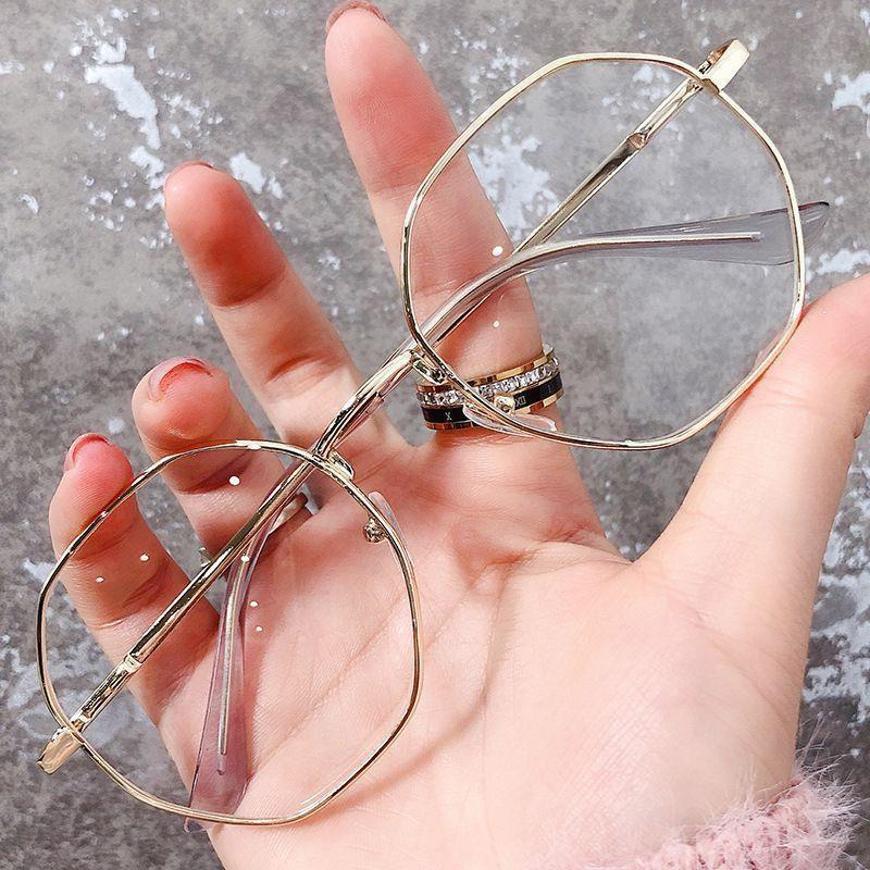 Модные уличные винтажные очки в металлической оправе
Модные уличные винтажные очки в металлической оправе