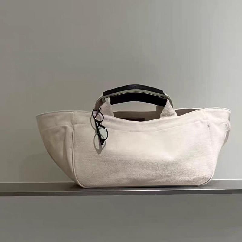 New Internet celebrity same fashion versatile canvas minimalist contrasting color niche design hand bag
New Internet celebrity same fashion versatile canvas minimalist contrasting color niche design hand bag