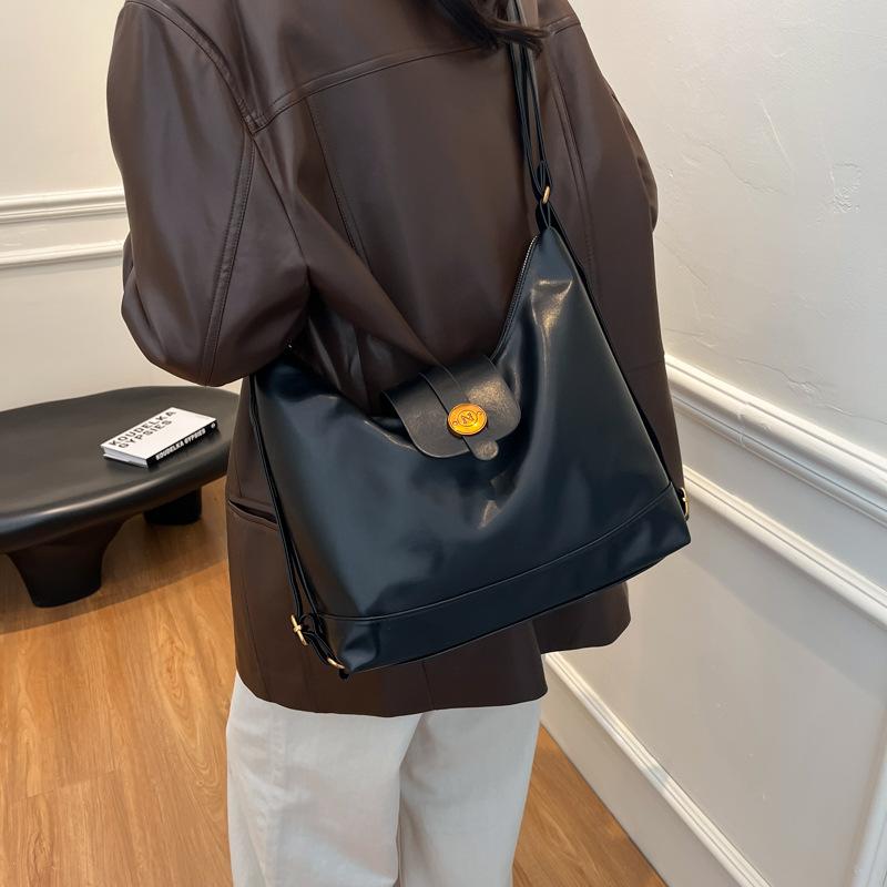 Contrasting color large-capacity bag women s 2025 new shoulder bag retro casual versatile fashion shoulder commuter bucket bag 29*12*22 чёрный
Contrasting color large-capacity bag women s 2025 new shoulder bag retro casual versatile fashion shoulder commuter bucket bag 29*12*22 чёрный