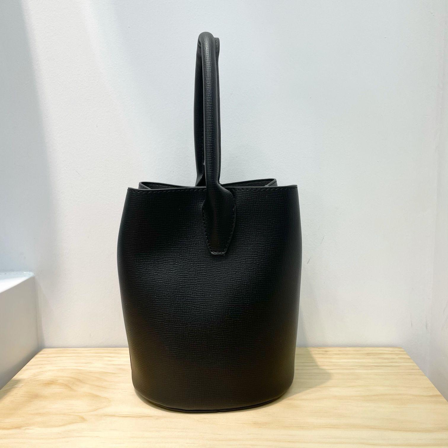 Messenger bag for Women Bucket Shoulder Bag small vintage PU Leather lady handbag and purse Luxury Designer bolsos mujer Black
Messenger bag for Women Bucket Shoulder Bag small vintage PU Leather lady handbag and purse Luxury Designer bolsos mujer Black