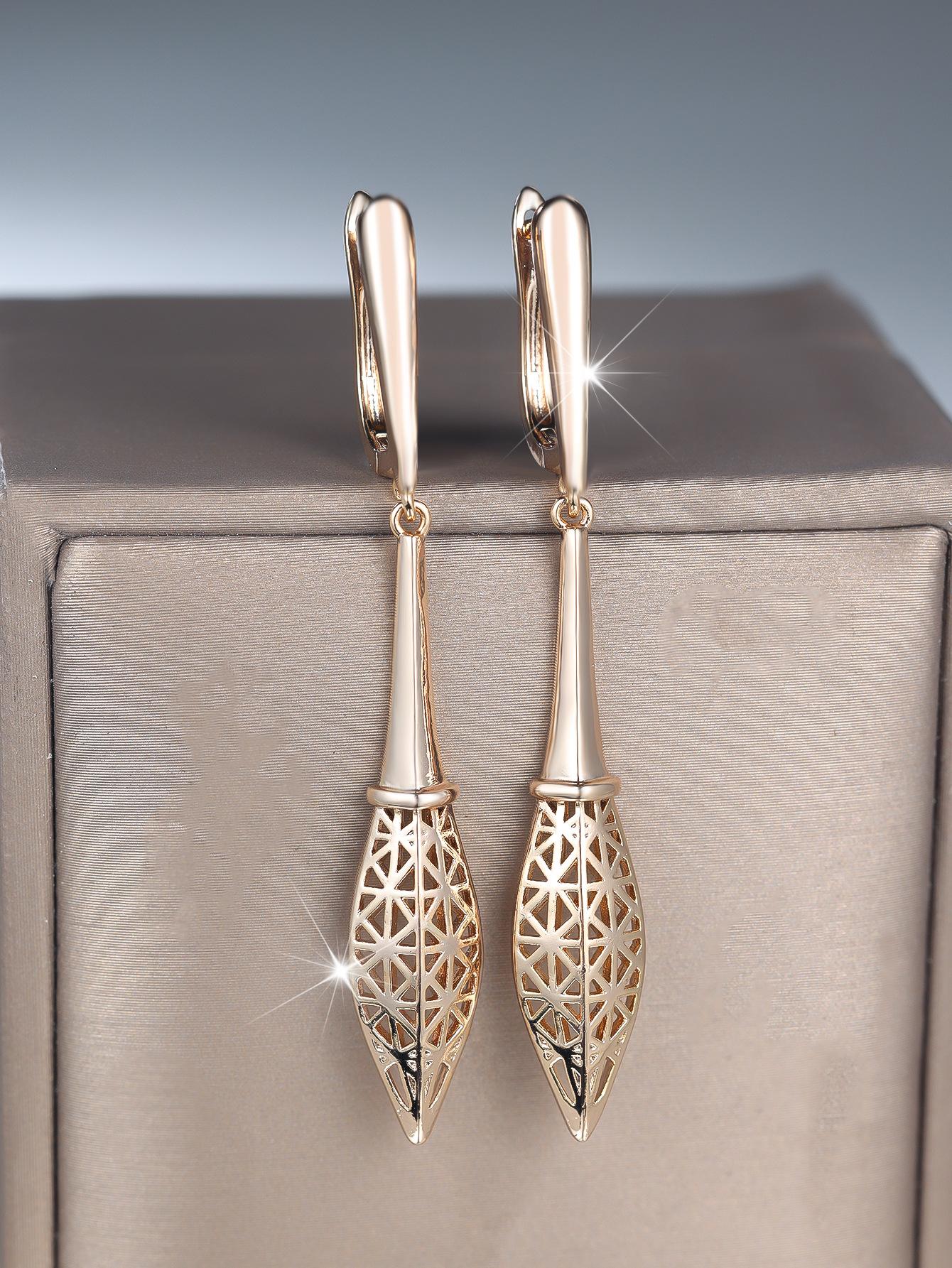 Hot-selling long hollow rose gold arrow ear buckle, versatile for many occasions
Hot-selling long hollow rose gold arrow ear buckle, versatile for many occasions