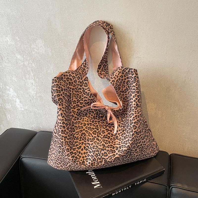 Wholesale leopard print canvas bag women s large capacity 2025 new autumn and winter tide leisure shoulder commuter tote bag коричневый
Wholesale leopard print canvas bag women s large capacity 2025 new autumn and winter tide leisure shoulder commuter tote bag коричневый